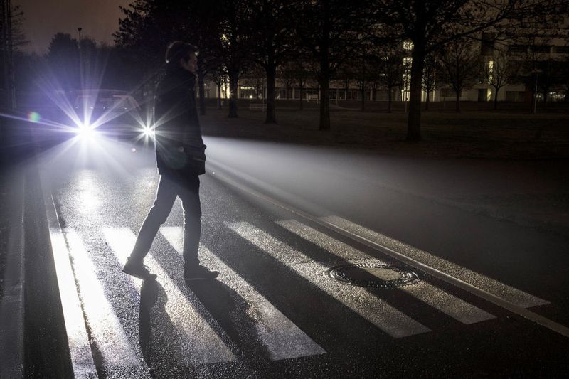 Erkennt das System Fußgänger am Straßenrand, kann das Auto einen Zebrastreifen als Signal zur sicheren Überquerung auf die Straße beamen. (Daimler)