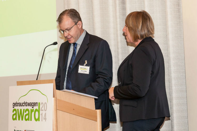 Florian Fischer, Geschäftsführer bei Vogel Business Media, verkündete, wer auf Platz fünf des Gebrauchtwagen Award 2014 landete. (Foto: Bausewein)