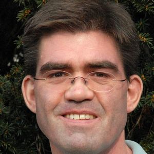 Dirk Hoffmeister (36) studierte an der Eberhard-Karls-Universität Tübingen Biologie. Nach seiner Promotion ging er als Postdoc an das pharmazeutische Institut der University of Wisconsin in Madison, USA. Es folgte eine Tätigkeit als wissenschaftlicher Assistent in Freiburg, die er mit der Habilitation auf dem Gebiet Pharmazeutische Biologie abschloss. Vor zwei Jahren übernahm er die Professur für Mykologie im phytopathologischen Institut der University of Minnesota in Saint Paul. 