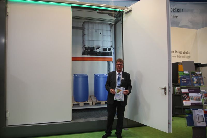 Denios-Standleiter Peter Meyrahn zeigt auf der Messe den Prototypen des neuartigen Gefahrstofflagers Cube. (Bild: Itasse)