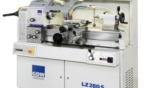 Mit der Leit- und Zugspindeldrehmaschine lassen sich Oberflächengüten Rz bis 1 µm erreichen, außerdem eine Rundheit von 1 µm und eine Geradheit von 5 µm auf 100 mm Drehlänge. (Archiv: Vogel Business Media)