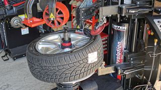 Mit der neuen Norm werden Maschinenhersteller dazu verpflichtet, den definierten Standard einzuhalten. (Bild: Schreiner/»kfz-betrieb«)