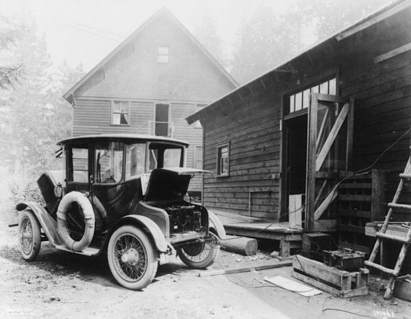 Detroit Electric beim Aufladen (Public Domain)