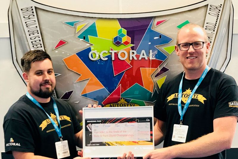 Der erste Finalteilnehmer, Anthony Fryett (rechts), wurde auf der Automechanika in Birmingham ermittelt. (Bild: Messe Frankfurt)