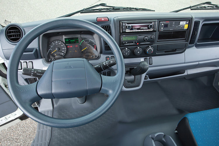 Das Cockpit des Canter mit E-Cell-Antrieb unterscheidet sich nicht von dem mit Dieselmotor. Wohl ist die Instrumentierung auf den Elektrobetrieb angepasst worden. (Foto: Daimler)