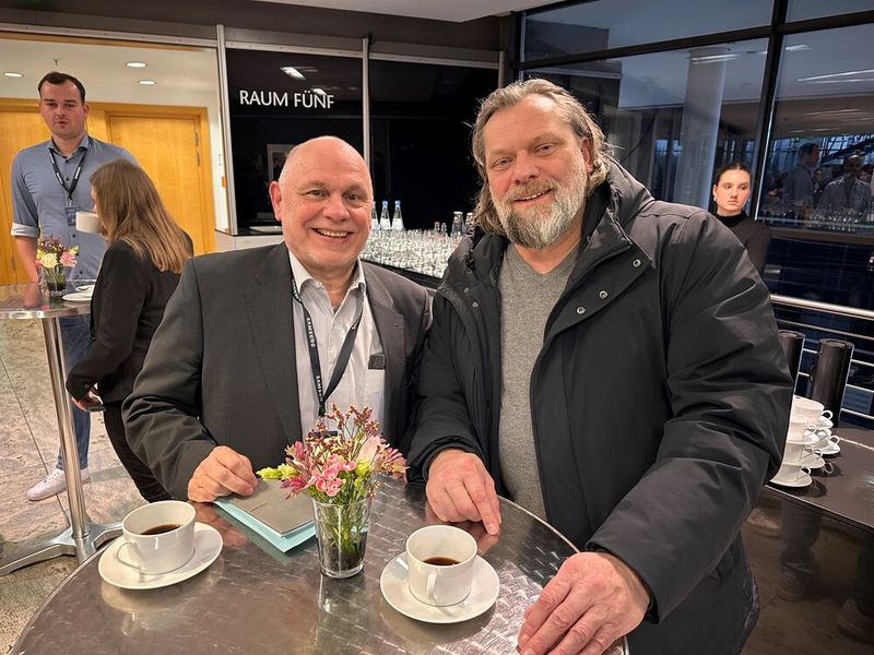 Für den Frank Kalisch (Samsung) nimmt Detlef Löffers (r., Delo) jeden Schritt in Kauf. (Bild: Vogel IT-Medien GmbH)