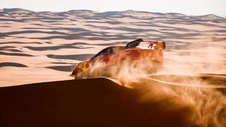Die Rallye Dakar 2021 fand vom 3. bis 15. Januar statt und führte über 7646 km durch Saudi-Arabien. Dabei wurde der Rennwagen Hunter T1 vom 9-fachen Rallye-Weltmeister Sébastien Loeb und der 25-fachen Rallye-Dakar-Legende Nani Roma gefahren. (Hungary Out)