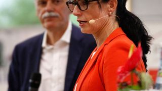 Porsche-Managerin Barbara Vollert referierte auf dem Geislinger Automobilsommer. Im Hintergrund: IFA-Leiter Prof. Dr. Willi Diez. (IFA)