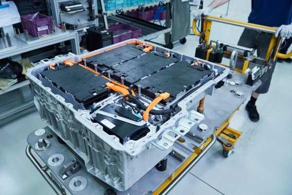 Elektro-Komponenten-Fertigung in Dingolfing für Plug-in-Hybridfahrzeuge.  (BMW)