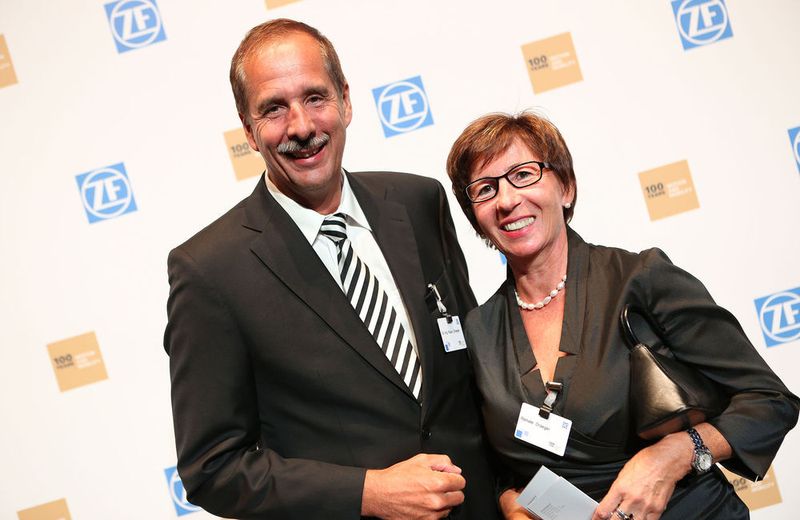 Klaus Drager mit Ehefrau. Zum ZF-Festakt in der Messe Friedrichshafen waren rund 1.500 internationale Gäste aus der Automobilindustrie, Wirtschaft, Politik und Gesellschaft sowie Freunde und Geschäftspartner des Unternehmens an den Bodensee gekommen. (Bild: ZF Friedrichshafen)
