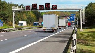 Welche Auswirkungen sich auf die Wertschöpfungsketten aufgrund fehlender Lieferungen aus China ergeben, wird sich frühestens in ein bis zwei Wochen bemerkbar machen, da sich derzeit noch Containerschiffe mit Waren auf dem Weg nach Deutschland befinden. (DLR)