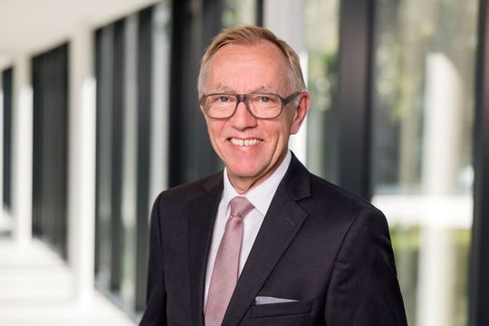 Der VDMA-Chefvolkswirt Dr. Ralph Wiechers zur weiterhin angespannten Lage im deutschen Maschinen- und Anlagenbau: „Die Branche braucht jetzt vernünftige Entscheidungen seitens der Politik, damit die Kunden wieder weltweit Mut zum Investieren entwickeln.“ Der VDMA-Chefvolkswirt Dr. Ralph Wiechers zur weiterhin angespannten Lage im deutschen Maschinen- und Anlagenbau: „Die Branche braucht jetzt vernünftige Entscheidungen seitens der Politik, damit die Kunden wieder weltweit Mut zum Investieren entwickeln.“