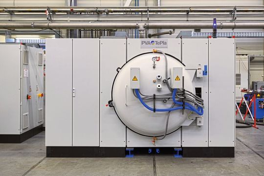 Die Einhausung des Hochvakuum-Lötofens MOV 743 wurde komplett mit dem VX25-Schaltschranksystem von Rittal realisiert. Die Einhausung des Hochvakuum-Lötofens MOV 743 wurde komplett mit dem VX25-Schaltschranksystem von Rittal realisiert.