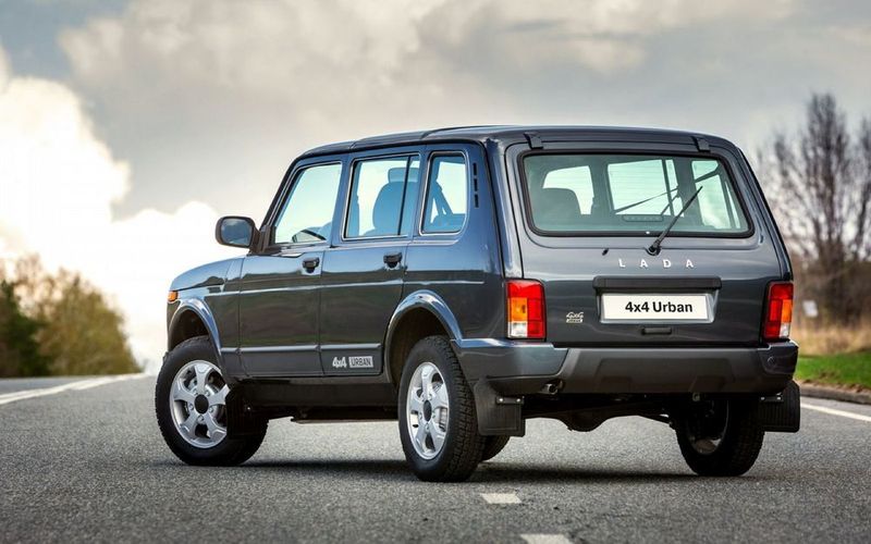 Mit modernen Telematik- und Infotainmentsystemen kann der Lada 4×4 auch in der Langversion nicht aufwarten;... (Lada)