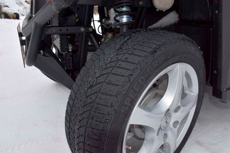 Welchen Einfluss die Profiltiefe auf die Schnee-Eignung hat, zeigte Conti mit unterschiedlich abgenutzen Reifen. Mit vier Millimetern blieb das Fahrzeug noch einigermaßen auf Kurs. (Jan Rosenow)