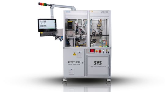 Das IV&WS 512 erkennt und separiert automatisch NOK-Teile und schweißt den Stanzstreifen anschließend wieder zuverlässig zusammen. (Bild:  Nidec SYS)