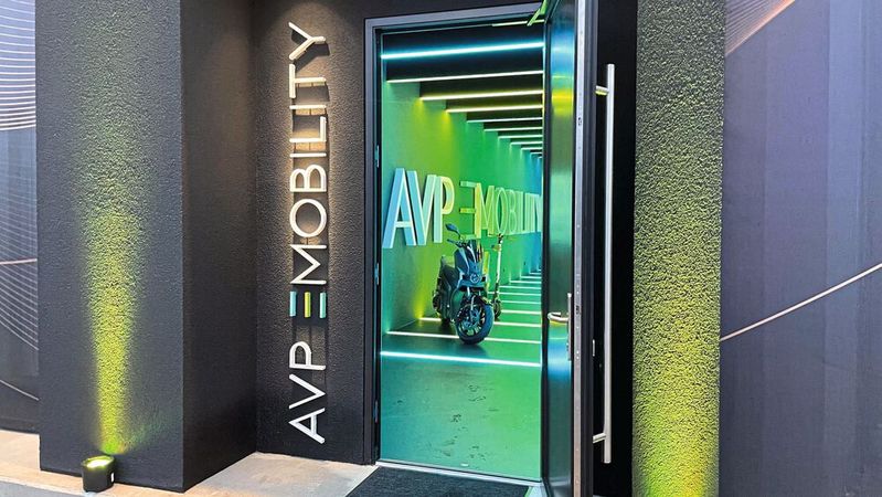 Vom Autohaus zum Mobilitätsanbieter: Das haben sich viele Auto- hausgruppen auf die Fahne geschrieben und gehen ganz unterschiedliche Wege.  AVP hat einen Mobilitätsshowroom eröffnet – ohne E-Autos.(Bild:  AVP)