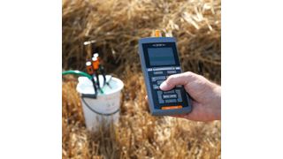 Abb.1: Ein Meßgerät, drei Elektroden, Funkmodule: das WTW Multi 3630 IDS im Feldeinsatz (Xylem Analytics)