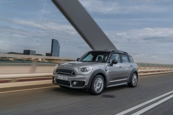 Der MINI Cooper S E Countryman ALL4 ist der erste Mini, bei dem ein Plug-in-Hybrid-Antrieb die Möglichkeit zu rein elektrischer und damit lokal emissionsfreier Mobilität eröffnet. (Mini)