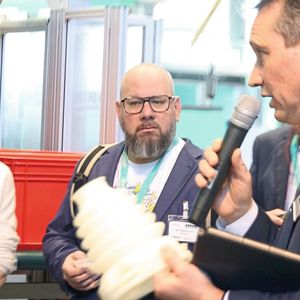 Interessierte Besucher lassen sich auf den Technologietagen bei Arburg über die neuesten Trends und Entwicklungen im Bereich der kunststoffverarbeitenden Industrie informieren.(Bild:  Maschinenmarkt)