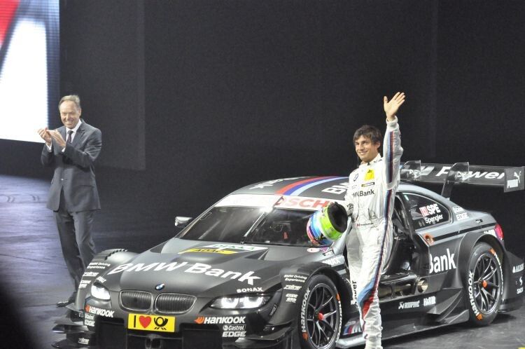 DTM-Fahrer Bruno Spengler zeigte seinen Renn-BMW in Frankfurt. (Foto: Richter)