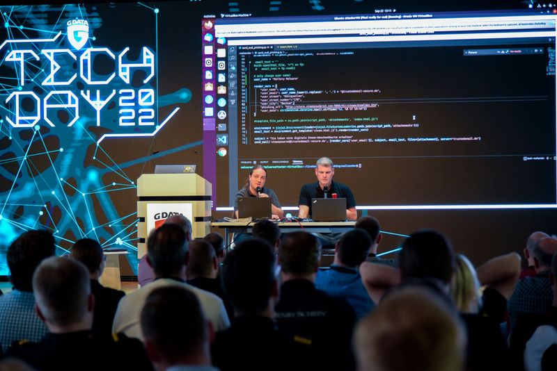 Manuel Beelen (Lead Research & Development Engineer) und Jan Schlemmer (Head of Technical Account Management) zeigen, wie gefährlich Phishing ist. (Bild: G Data)