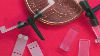 Die Landkarte des 2K-Mikro-Spritzgießens aus Silikon und Thermoplasten wies bisher viele „weiße Flecken“ auf, wie die Forscher des KUZ berichten. Im Rahmen eines Forschungsprojektes wurde nun erfolgreich daran gearbeitet, dem Mangel an Wissen zu begegnen. Hier Exemplare von Bauteilen, die bei dieser Forschung hergestellt und untersucht wurden. (KUZ)