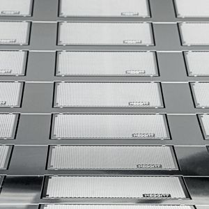 Fotochemisches Ätzen wird für die Produktion von Netzen, Filtern und Sieben aus Stahl verwendet, da die Bearbeitungstechnik im Vergleich zu herkömmlichen Verfahren auch komplexe und kleinteilige Metallbearbeitung ermöglicht. 