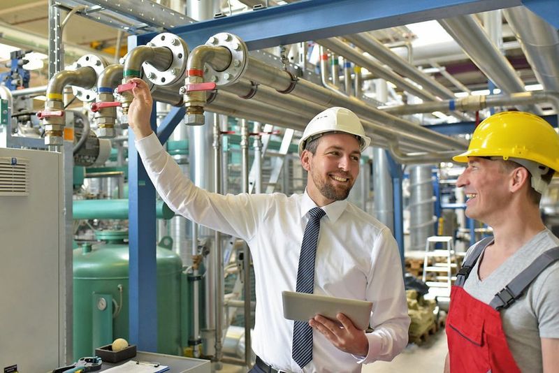 Hilfe bei der Implementierung: Um die neue Software an bestehende Prozesse anzupassen und den Mitarbeitern bei Fragen in der Bedienung behilflich zu sein, sollten Berater auch beim Anwender vor Ort unterstützen. (© industrieblick - Fotolia.com)