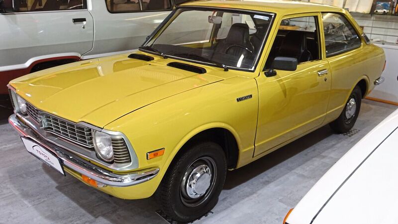 Wenig ist hierzulande über Toyota-Modelle der Siebziger bekannt, wie diesen frühen Corolla. Die erste Generation wurde von 1966 bis 1970 gebaut. Im Bild ein Exemplar der zweiten Generation, die es als Limousine, Coupé und Kombi gab. (Bild: Dominsky – »kfz-betrieb« )