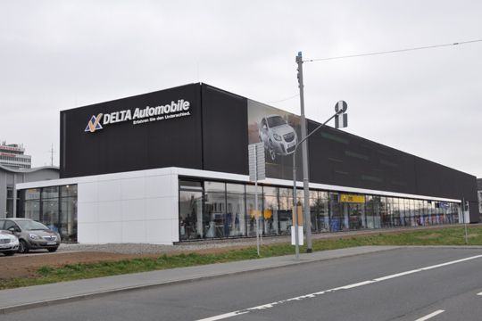 Das wie ein anthrazitfarbener Monolith anmutende Gebäude ist 110 Meter lang. (Archiv: Vogel Business Media)