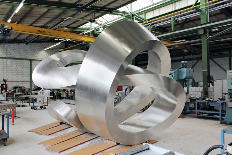 Kunst im Grossformat: 2,8 t Edelstahl in den Ausmassen 6 x 3,8 x 3,6 m. Die aktuelle Skulptur von Carlo Borer. (Bild: Oliver Hergt)