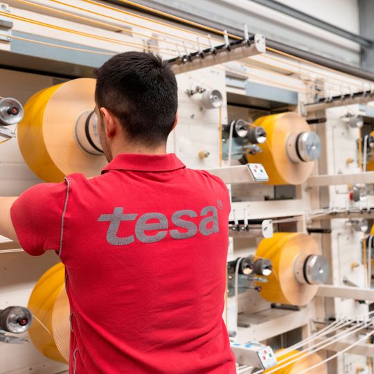 Um seine Klimaziele zu erreichen, setzt tesa auf erneuerbare Energien und am Standort in Hamburg auf Wasserstoff.(Bild:  Tesa)