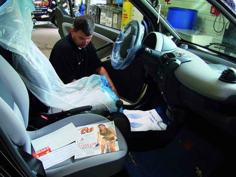 Nach dem Service finden alle Kunden eine Zeitschrift und Gutscheine auf dem Beifahrersitz. (Archiv: Vogel Business Media)