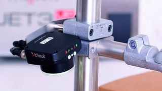 Das Visionsystem V-Check überprüft die Kennzeichnungsaufdrucke eines Tintenstrahldruckers gegen ein Referenzmuster und erhöht damit die Produktqualität.  (Paul Leibinger)