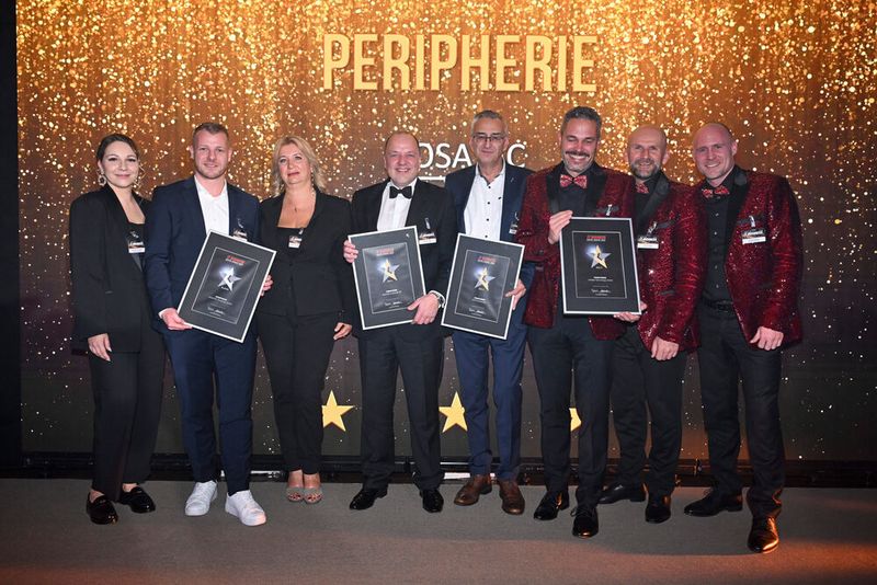 Herzlichen Glückwunsch an die Gewinner bei „Peripherie“: Michele Szenkowski, Tim Duffy und Daniela Bemelmans-Leventic, Kosatec (Platin), Sven Buchheim, Bluechip (Gold), Volker Mitlacher, Systeam (Gold) sowie Christian Bedel, Tom Kompes und Andreas Müller, Littlebit (Gold)   (Bild: Hannes Magerstädt)