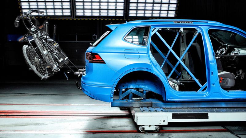 Die ADAC-Tester führten Crashversuche sowie Fahrprüfungen mit Vollbremsung durch, um die verschiedenen Systeme zu prüfen. (Bild: ADAC / Ralph Wagner)