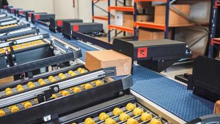 Mit dem Rielec Fit Sorter Paketsortierer lassen sich bis zu 1800 Kartons in einer Stunde sortieren. Ausschleusung eines Pakets mithilfe pneumatischer Aktuatoren.  (Bild: Bihl+Wiedemann)