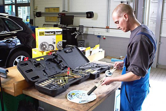 Zur Prüfung eines ZMS benötigt die Werkstatt ein Spezialwerkzeug. Anschließend wird das neue ZMS fachmännisch zwischen Kupplung und Antriebsstrang eingebaut. (Foto: Schaeffler)