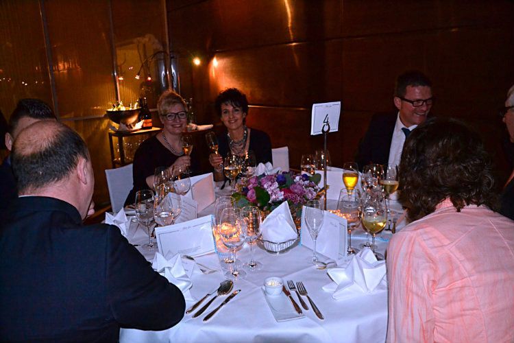 Nach dem Champagnerempfang kamen die Mazda-Händler in den Genuss eines Galadinners. (Foto: Mauritz)