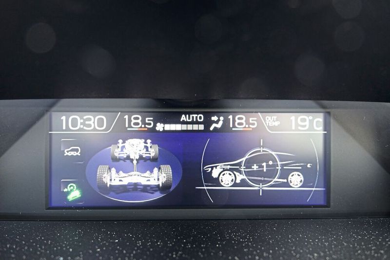 Über dem Bildschirm des Infotainmentsystems gibt es eine weitere Anzeige für Fahrmodi, Verbrauch, Assistenzsystemen und weiteren Daten. (Jens Scheiner/»Automobil Industrie«)
