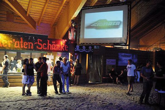 In der Vilsbiburger Stadthalle veranstaltet das Autohaus Schober seine Beach Party. (Archiv: Vogel Business Media)