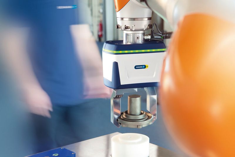 Der Schunk Co-act EGL-C ist der weltweit erste Großhubgreifer für kollaborierende Anwendungen. Er kann kraftschlüssig Werkstücke bis 2,25 kg handhaben, formschlüssig sogar bis 8 kg. (Schunk)