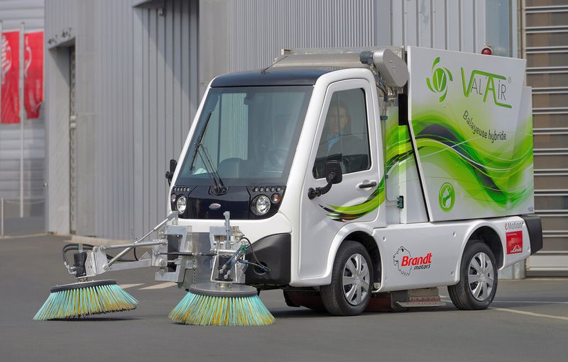 Die kompakte Hybrid-Kehrmaschine Val’Air mit elektrischem Fahrantrieb von Linde MH eignet sich vor allem für den Einsatz in Innenstädten und auf Werksgeländen. Neben dem elektrischen Antriebsmotor verfügt die Kehrmaschine Val’Air zudem über einen kleinen Verbrennungsmotor zum Betrieb der Bürsten und des Förderbands, das den Schmutz in den Sammelbehälter befördert. (Bild: Linde Material Handling)