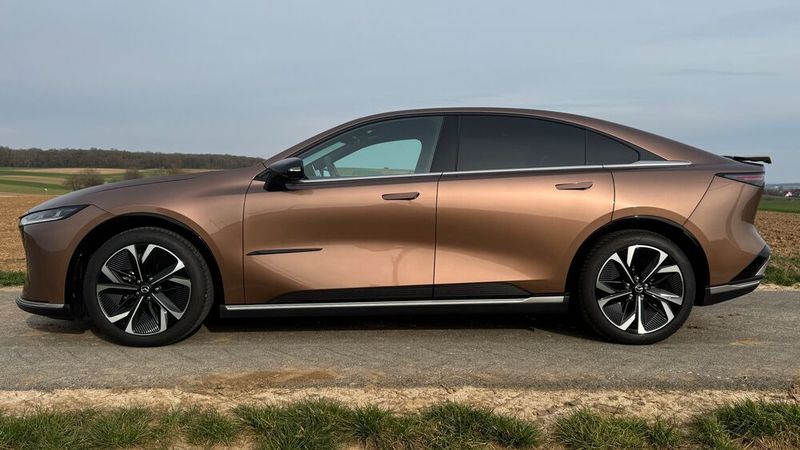 2. Die Abmessungen: Der Mazda 6e ist über 4,9 Meter lang, knapp 1,9 Meter breit und knapp 1,5 Meter hoch. Damit ist er in etwa so lang wie der deutsche Wettbewerber VW ID7. Die recht kurzen Überhänge des Mazda 6e kommen dem Platzangebot im Innenraum zugute. (Bild: Achter – VCG)