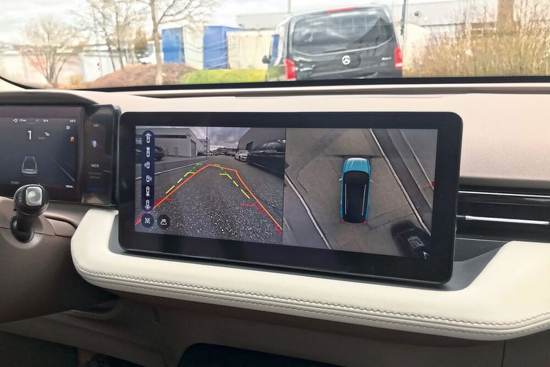 Der U5 wurde als mittelgroßer SUV hauptsächlich für Fahrten im Stadt- und Vorortbereich konzipiert. Entsprechend kontrollieren die elektronischen Helfer die Umgebung, dass es nicht aus Versehen kracht. (Bild: Grimm/»kfz-betrieb«)