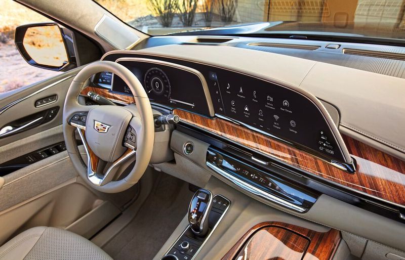 Die dreigeteilte Kinoleinwand erstreckt sich damit über 38 Zoll sehr weit über das zudem sehr breite Armaturenbrett.  (Cadillac)