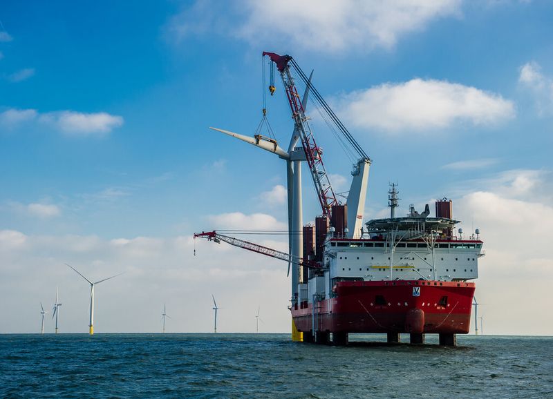Neben der Größe einer Anlage ist auch ihre Lage entscheidend für die Installation und Planung. Dieses Exemplar vor der Themsemündung liegt bei Ebbe trocken; andere stehen unter Umständen in 25 m tiefem Meerwasser. (Bild: Siemens AG)