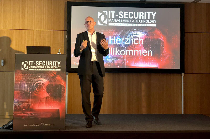 Dr. Klaus Höffgen berichtet heute über den „Krimi“, den das Lukaskrankenhaus Neuss aufgrund einer Cyberattacke durchlebt hat und wie das LKA, BSI und FBI geholfen haben. (Vogel IT-Akademie)