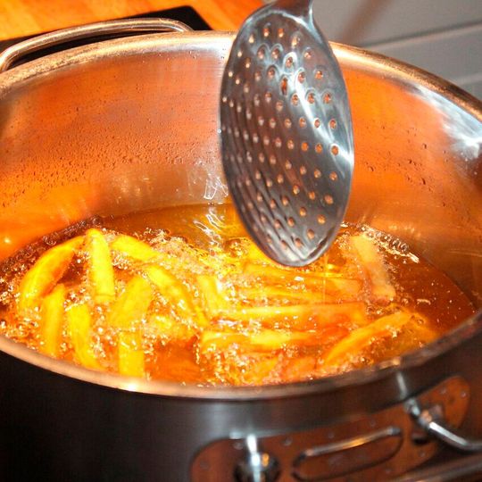 Gebrauchtes Speiseöl enthält langkettige Fettsäuren, die in andere wertvolle Chemikalien umgewandelt werden können.(Bild:  frei lizenziert /  Pixabay)